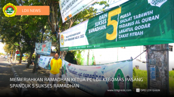 Memeriahkan Ramadhan Ketua PC LDII Kebomas Pasang Spanduk 5 Sukses Ramadhan