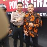 Pemuda LDII bersama Kapolres Gresik saat pemusnahan miras